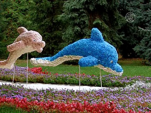 Сказочных героев из цветов представили в Киеве