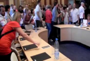 Le nouveau bourgmestre de Saint-Nicolas lâché par son Conseil communal...