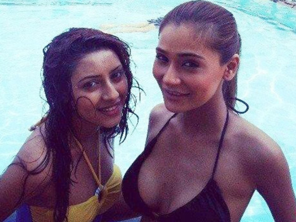 Spotted Sara Khan and Pratyusha Banerjee in Bikini