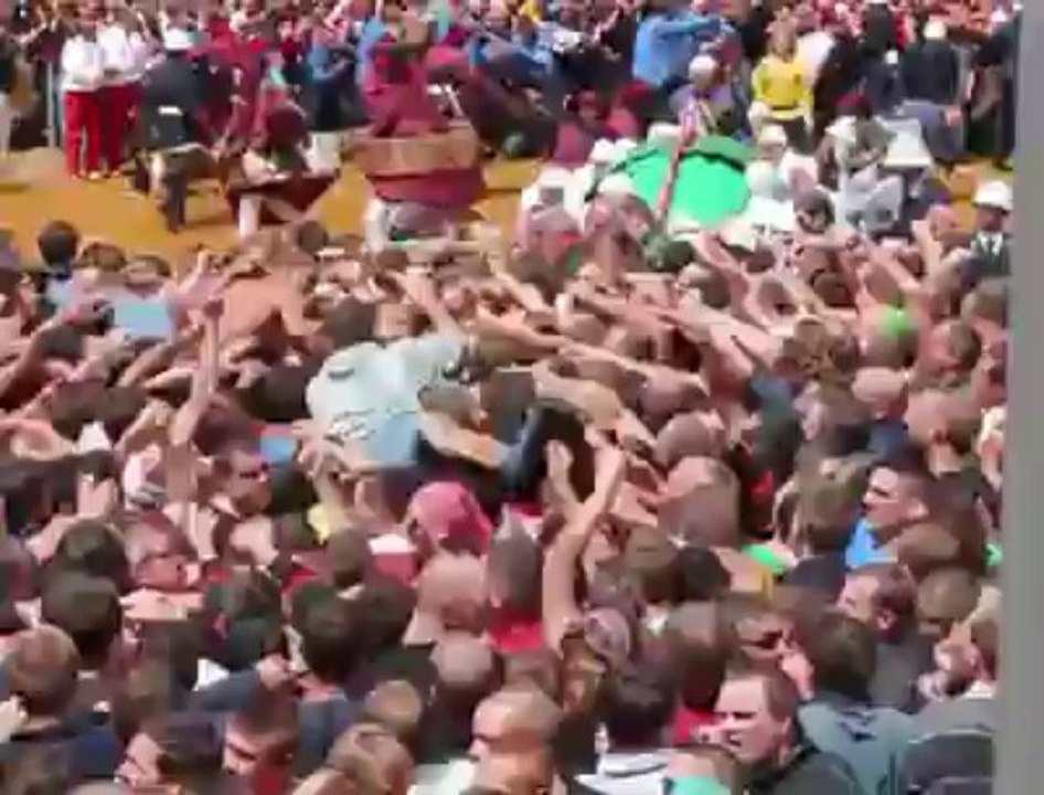 La queue du Dragon plonge dans la foule