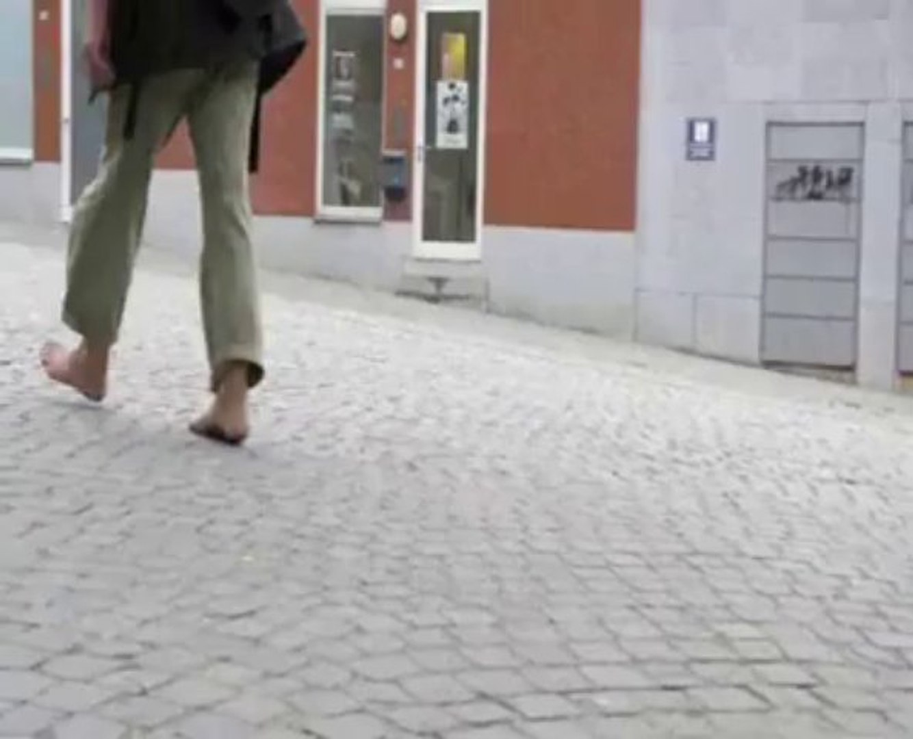 Barefoot ou l'homme qui marche pieds nus - Vidéo Dailymotion