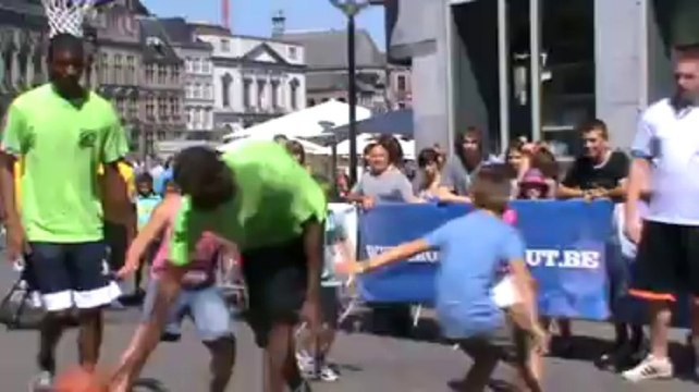 basket - mons-hainaut dans le piétonnier de Mons