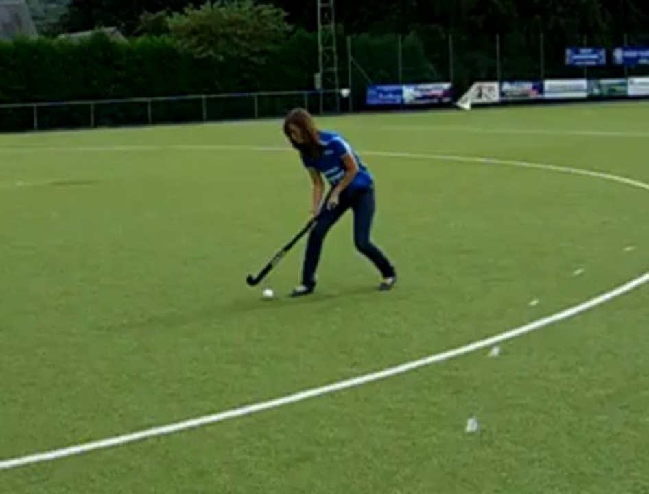 L'Amaytoise Sophie Feyen (future Miss Liège?) joue au hockey à Huy