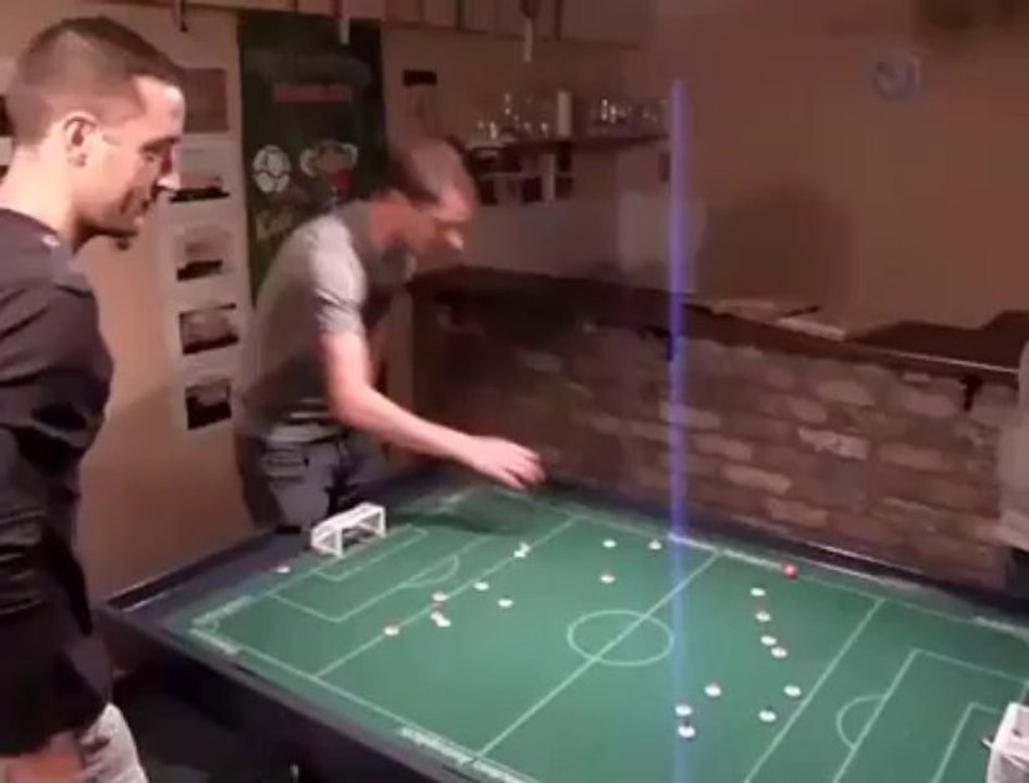 Nicolas Birti (Verviers) et Julien Williot (Elsaute) testent le Subbuteo avant le grand prix de Belgique