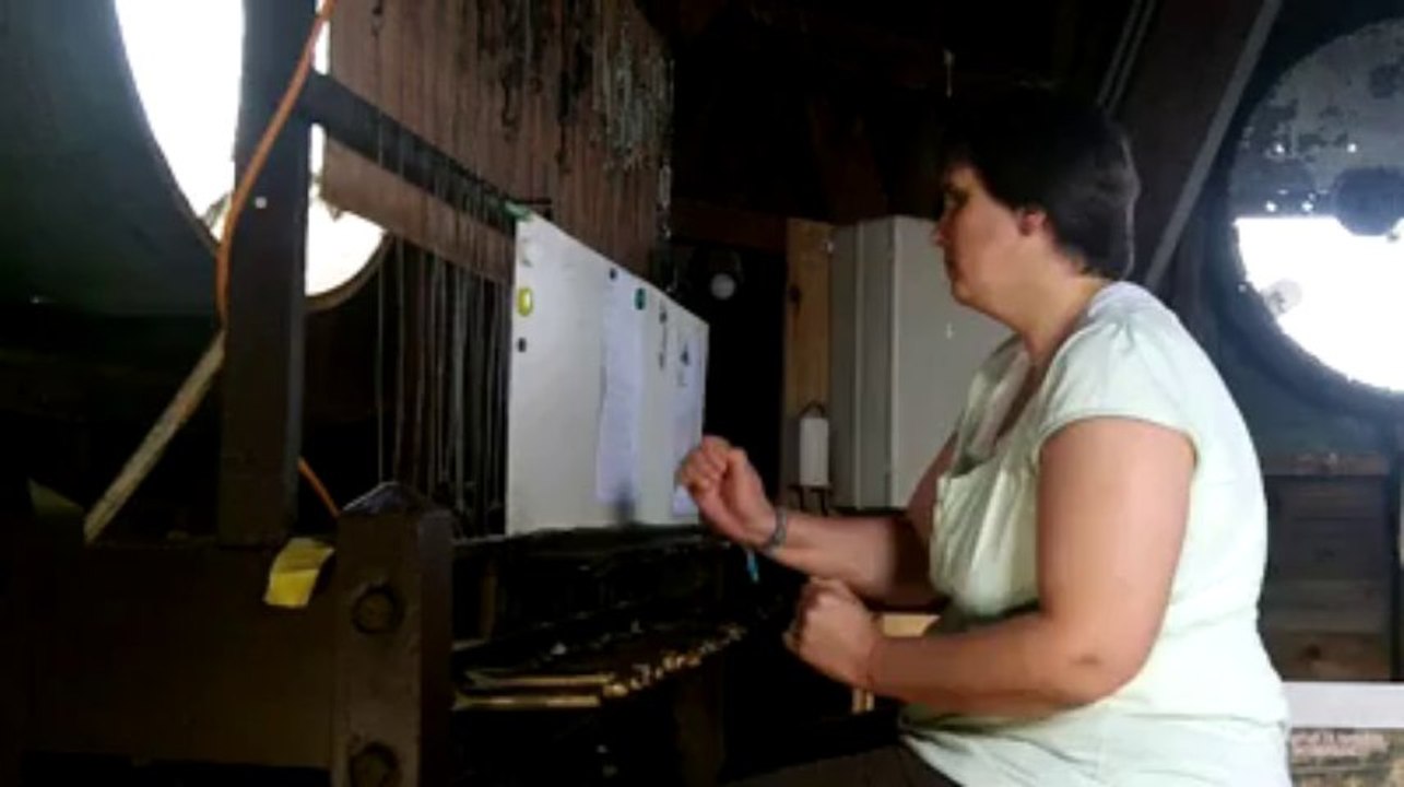 Marie-Madeleine Crickboom joue la musique pour carillon, sirène et djembés au carillon de Verviers 1
