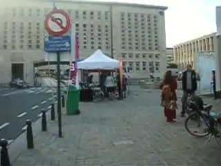 Préparatifs des stands pour la journée sans voitures
