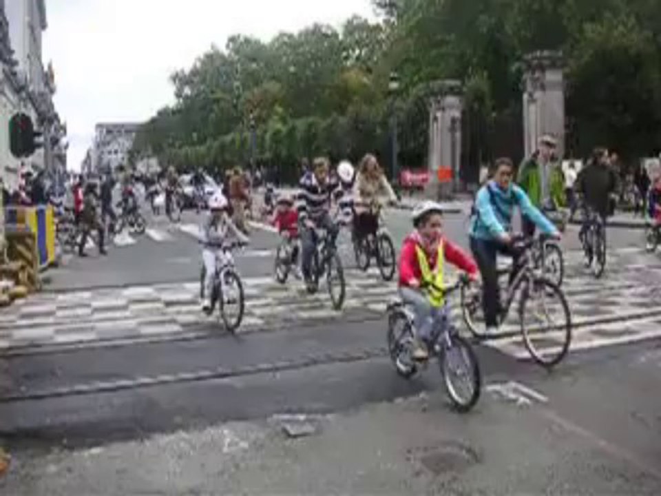 Dimanche sans voitures: les cyclistes nombreux au rendez-vous