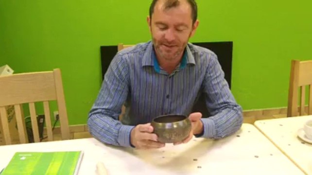 Le Hannutois F. Piret-Gérard (Ecolo) fait chanter un bol tibétain