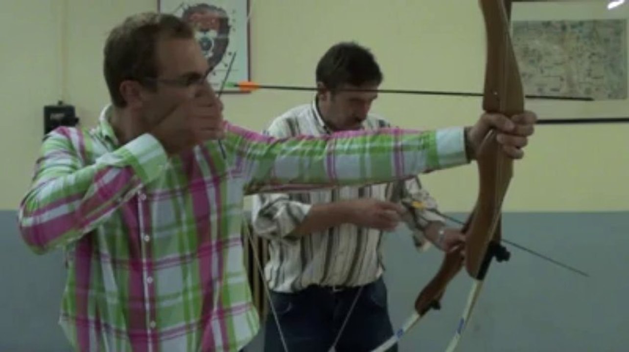 Trophée Communes Sportives: les échevins des sports s'entraînent au tir à l'arc