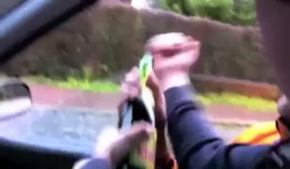 Cédric fait la fête dans sa voiture...