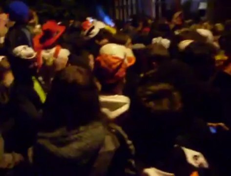 Soirée Skins Party à Liège - Du monde devant le bar