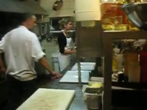 Matthias et Marine (master Chef) dans un resto à Bruxelles