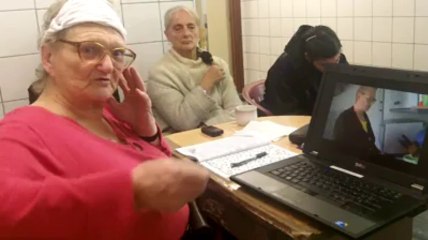 Madame Pipi regarde le film qui lui est consacré