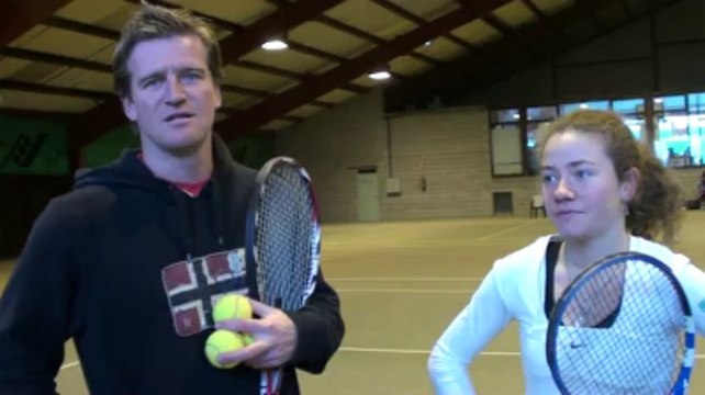 La Hutoise Eugénie Chapelle effectue un coup droit du gauche... à deux mains