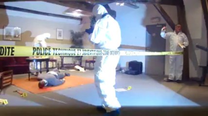 Expo Sherlock Holmes: les experts de la PJF de Verviers montre la technique "taping one-one"