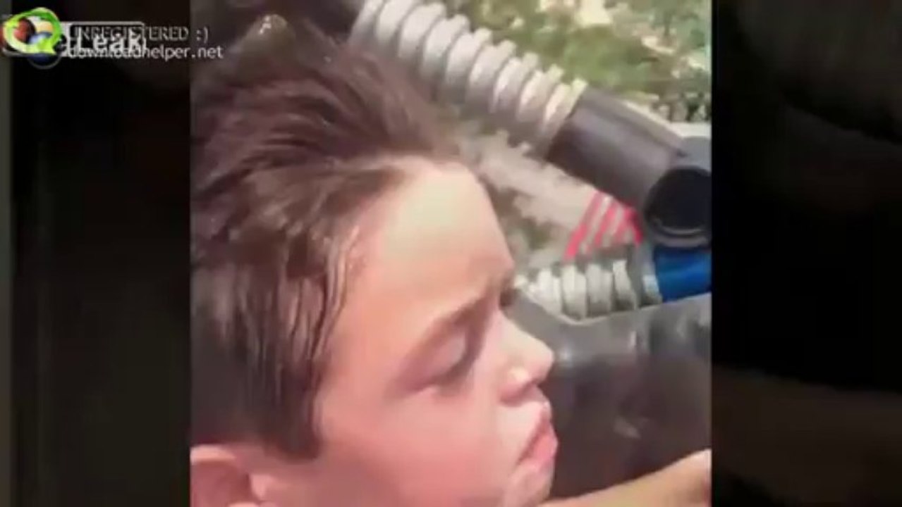 Hijo sube por primera ve a la montaña rusa