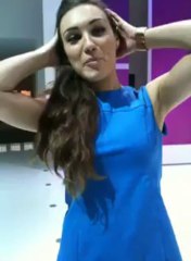 Comment les hôtesses du Salon de l'Auto doivent-elles se placer?