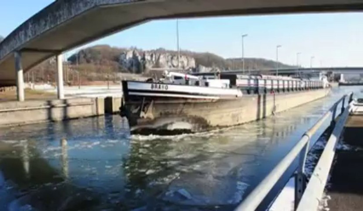 Namur: les péniches jouent aux brises glaçes... (07/02/12)