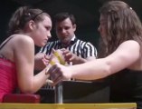 Angelia, 16 ans, gagne au bras de fer contre son adversaire