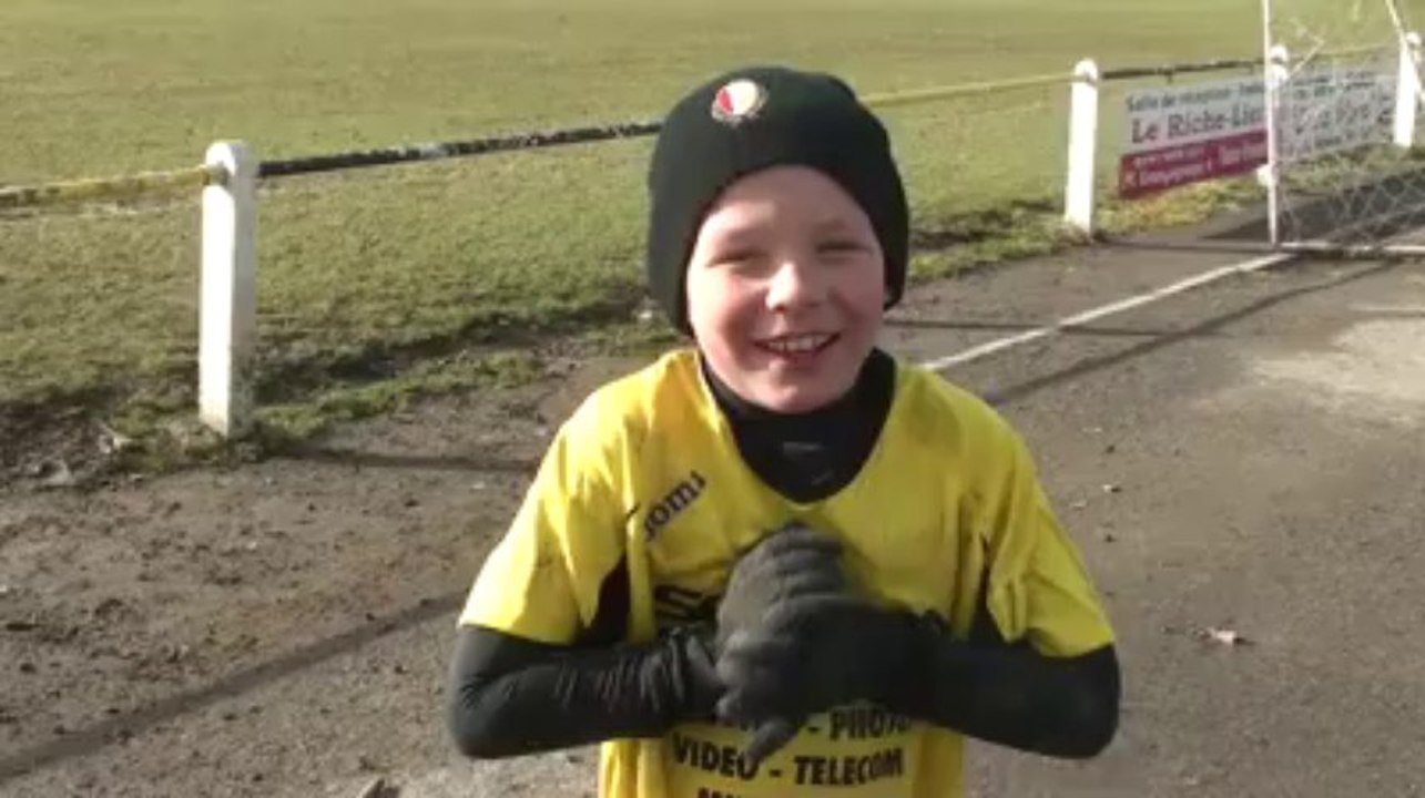 Foot: Paul-José Mpoku (Standard) rend visite aux enfants du stage d'Etienne Delangre à Villers