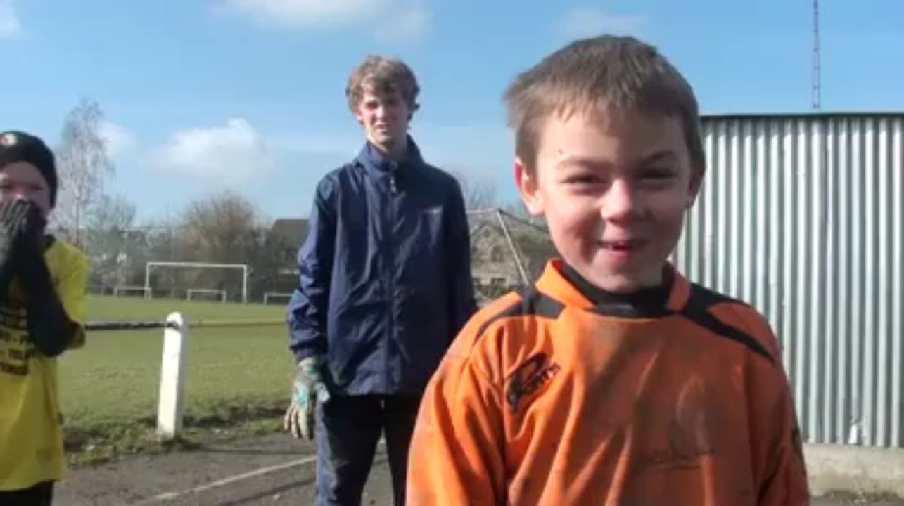 Foot: Paul-José Mpoku (Standard) rend visite aux enfants du stage d'Etienne Delangre à Villers