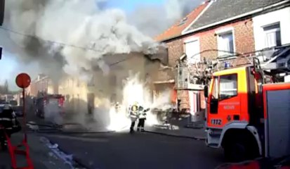 Jemappes: incendie spectaculaire en plein carnaval des enfants