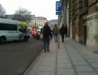 Un policier à moto renversé rue de la Loi