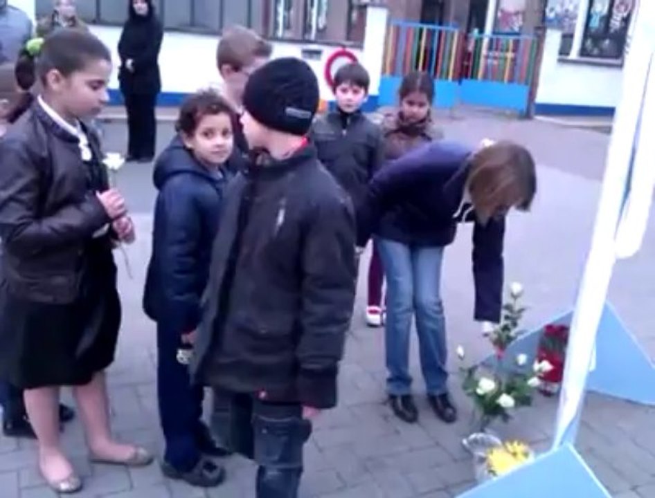 Mouscron: les élèves de l'école Raymond Devos rendent hommage aux victimes de l'accident de bus
