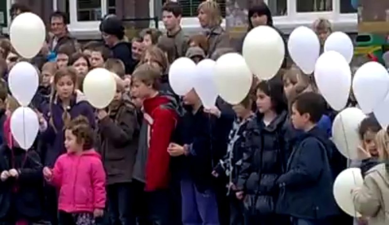 Estaimpuis: lâché de ballons à l'école communale pour la catastrophe de Sierre