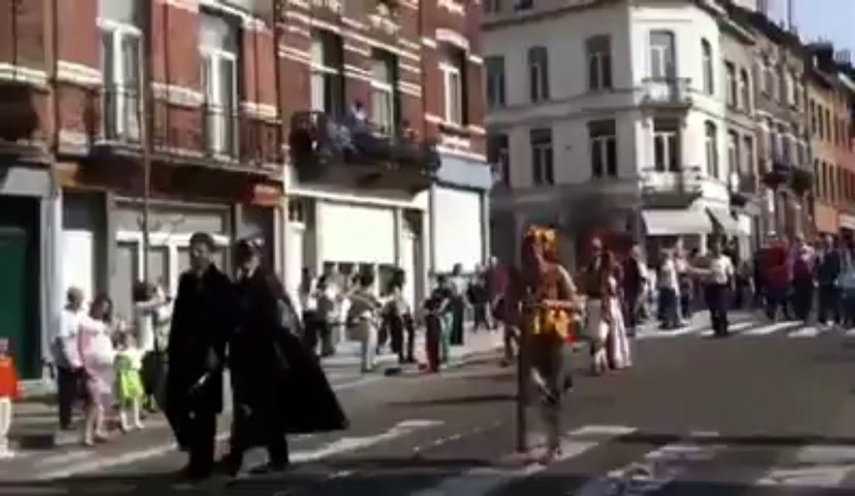 Isabelle Durant et son boubou africain au Carnaval de Schaerbeek