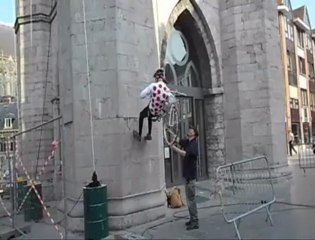 Un cycliste à l'assaut du Beffroi de Tournai