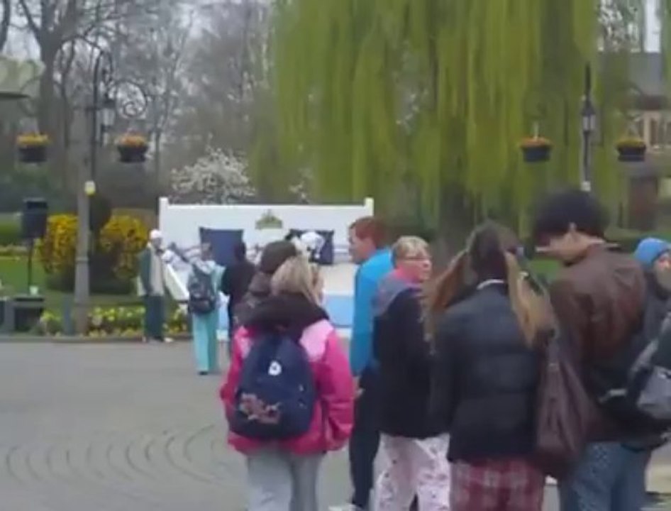 Ypres: plus de 700 personnes en pyjama pour la réouverture de Bellewaerde