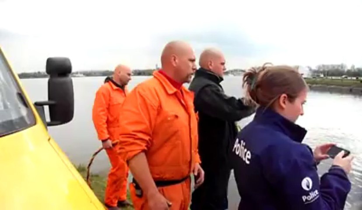 Peche aux autos dans le canal Nimy Blaton à MonsPeche aux autos dans le canal Nimy Blaton à Mons