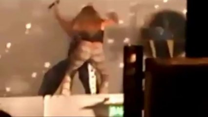 Popular cantante argentino se pasa de la raya con fan