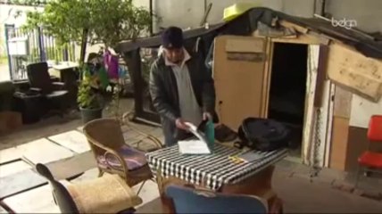 Un SDF construit sa maison sous un pont