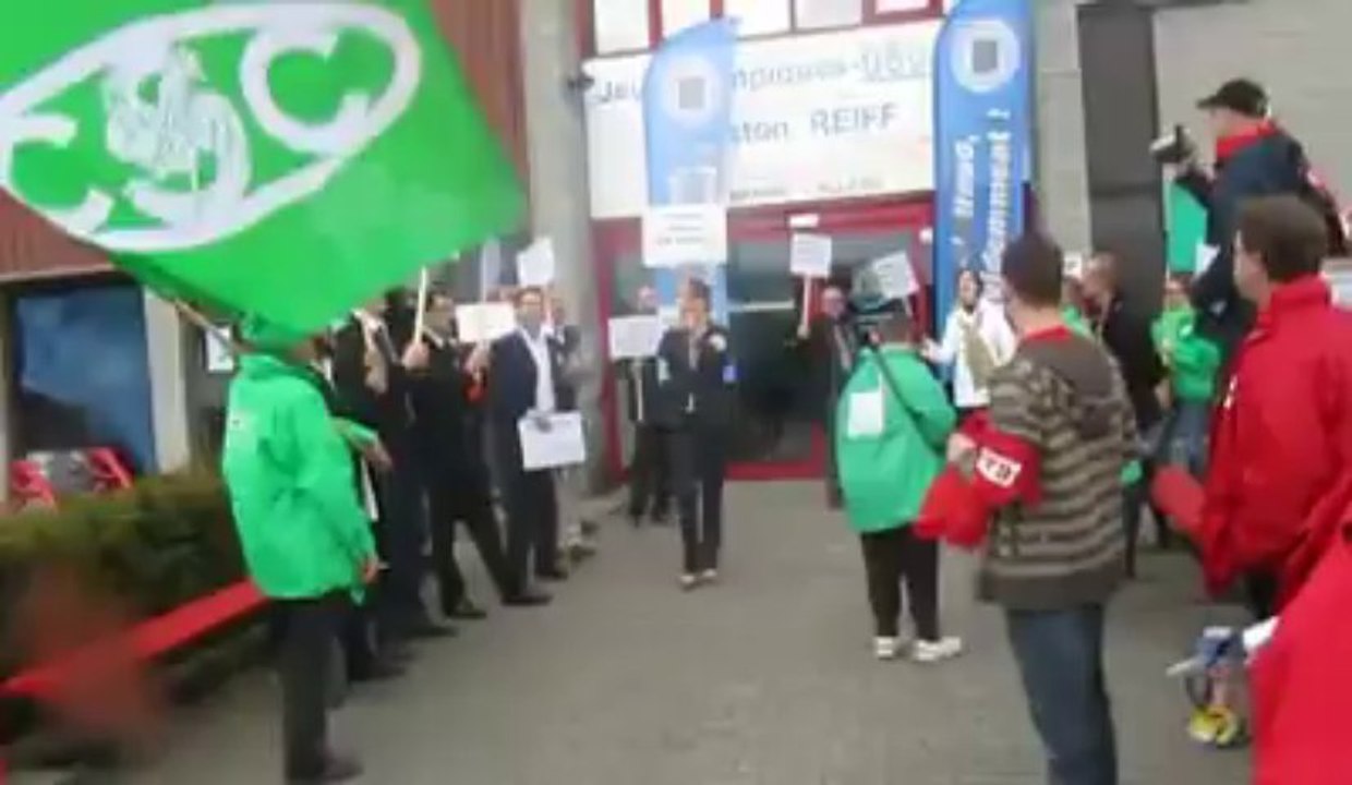 Braine-L'Alleud: chant des syndicalistes au salon de l'emploi
