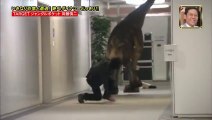 Homme attaqué par un dinosaure