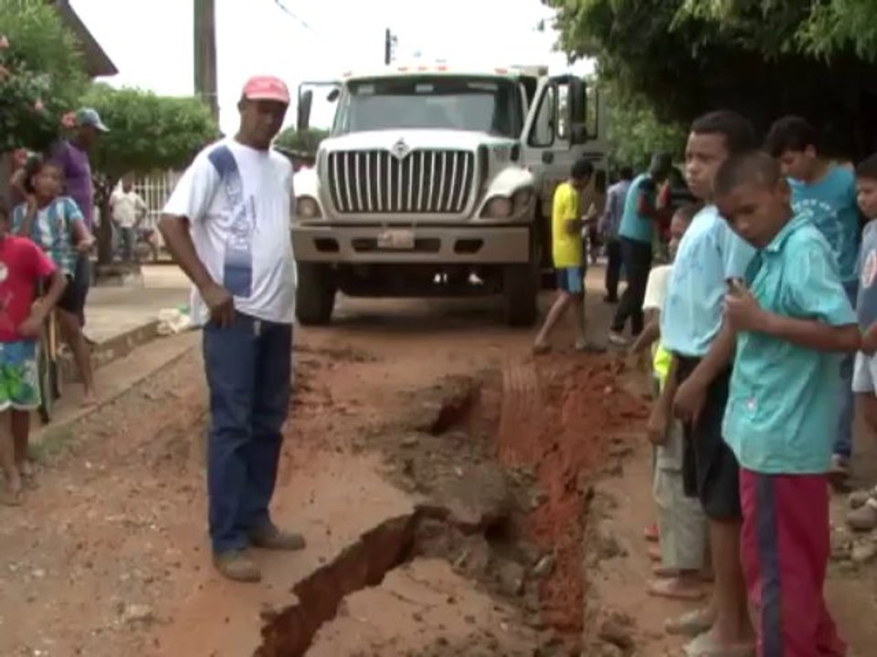 Grave situación se viene presentando en el barrio la libertad por el hundimiento de la calzada de la calle principal