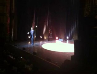 Elie Semoun oublie son texte au Forum de Liège