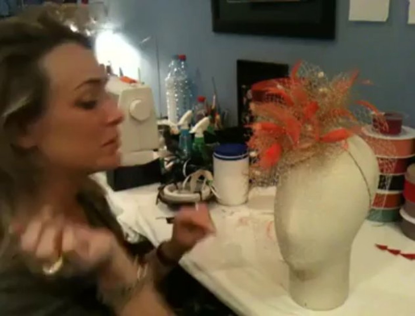 Mélanie Massoni présente ses chapeaux aux vitrines de l'Artisan à Bruxelles  - Vidéo Dailymotion