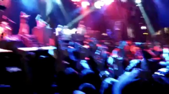 Début du concert de 50 Cent après une demi-heure de retard et sous la drache au festival Les Ardentes 2012 à Liège