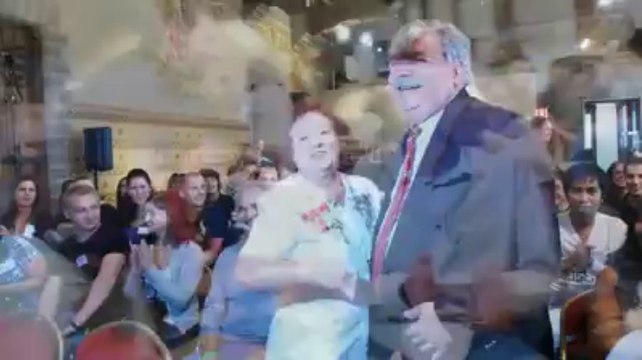 Freddy Thielemans danse avec la première serveuse de la chaîne Hard Rock Café
