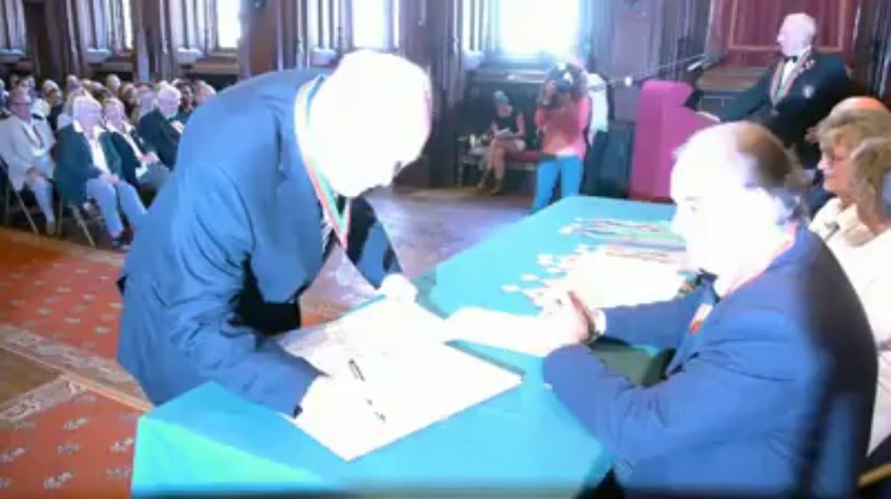 Mr Charles Picqué, Ministre-Président du Gouvernement de la Région de Bruxelles-Capitale est le noveau membre d'honneur de l'Ordre de Manneken-Pis