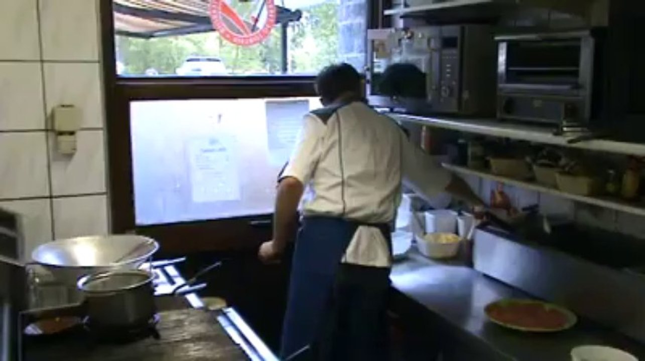 Yannick Houillon dans la plus petite cuisine du monde à Hotton