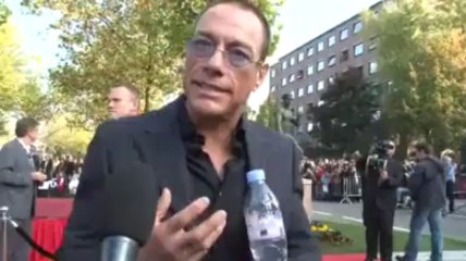 Jean-Claude Van Damme inaugure sa statue grandeur nature