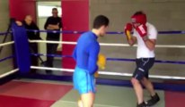 David Aktan, essaie le kick boxing avec Jessy Petitjean