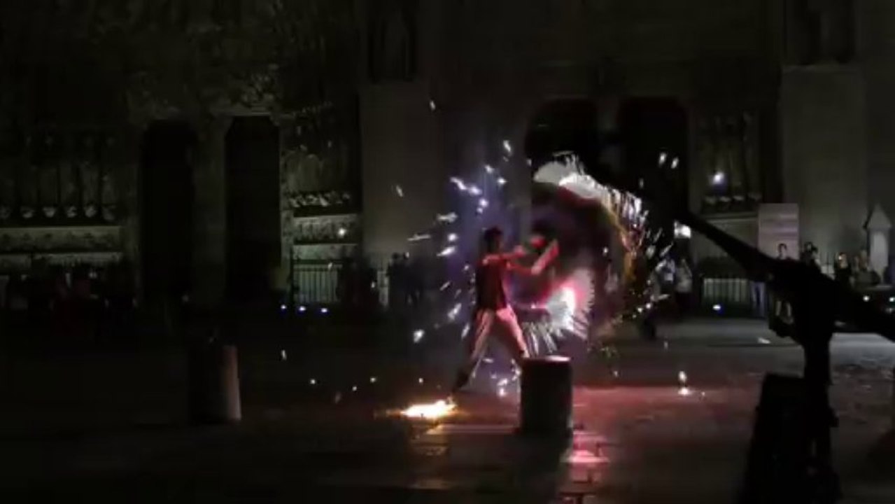jongleur cracheur de feu Notre dame de Paris