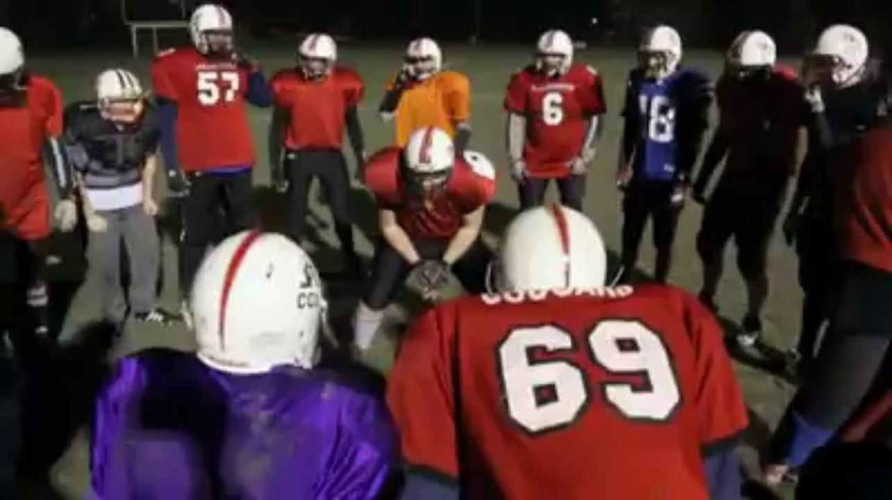 Un joueur de rugby teste un entraînement de football américain