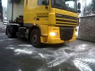 Huy : un camion reste bloqué dans la montée de la rue des Vignes
