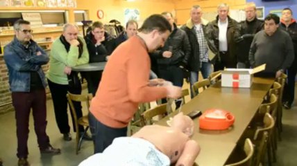 Foot: démonstration d'un défibrillateur au RFC Huy